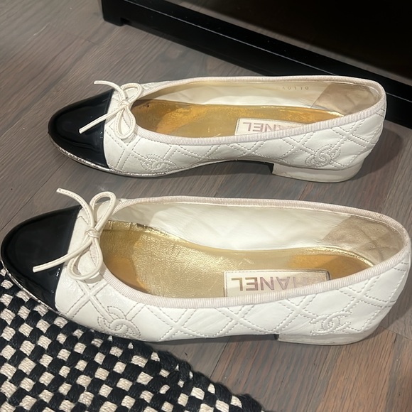 Authentic Chanel ballet flats worn couple of times . In pristine condition ! - Picture 2 of 4